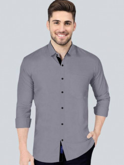 Men Regular Fit Solid Spread Collar Casual Shirt