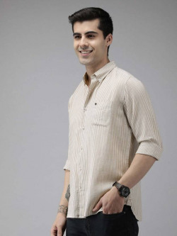 Men Slim Fit Striped Button Down Collar Casual Shirt