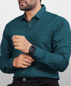 Men Regular Fit Solid Spread Collar Casual Shirt