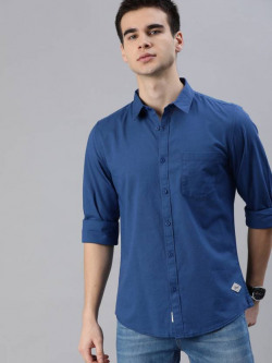 Men Regular Fit Solid Spread Collar Casual Shirt