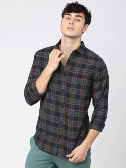 Men Slim Fit Checkered Cut Away Collar Casual Shirt