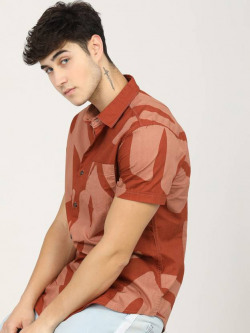 Men Slim Fit Printed Cut Away Collar Casual Shirt
